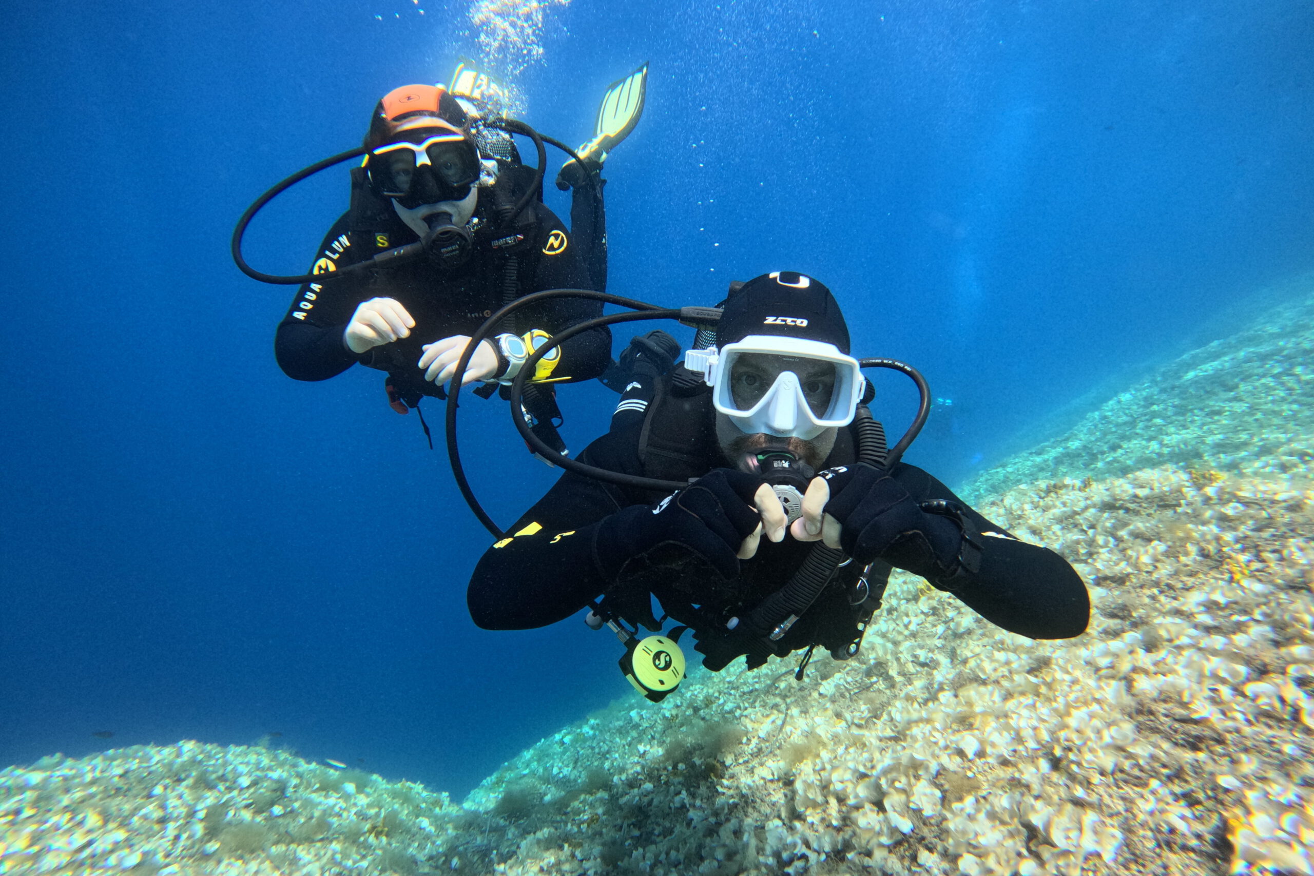 Zwei Scuba Taucher unter Wasser