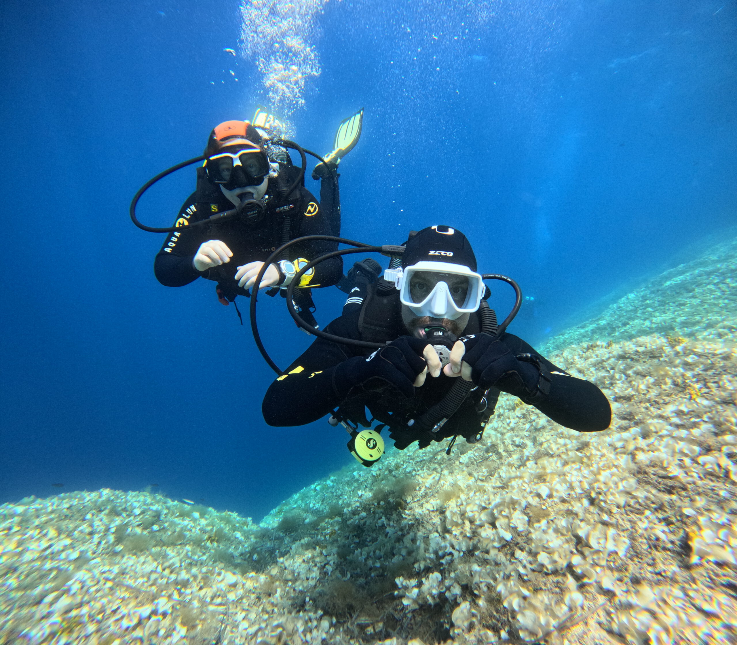 Zwei Scuba Taucher unter Wasser